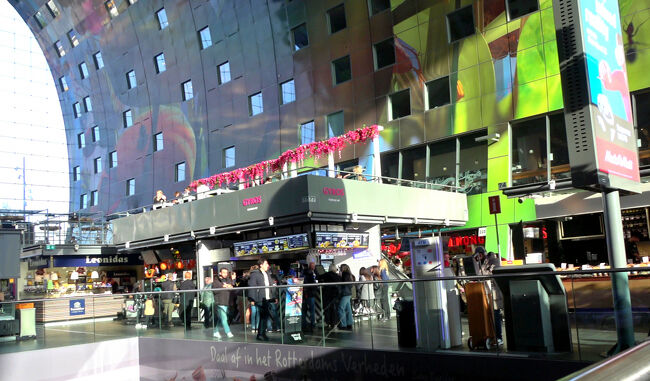 果物や昆虫が壁いっぱいに描かれ、色彩の豊かさに目を奪われました。市場のにぎわいとともに、建物全体がアート空間のようでした。