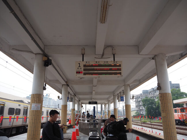 駅員さんに越印帳とジョイントパスを見せて、これから台鉄乗る事を伝え、<br />岡山駅で１１駅目の鉄印を頂きました<br /><br />１２:０９発の区間車で嘉義まで行きます