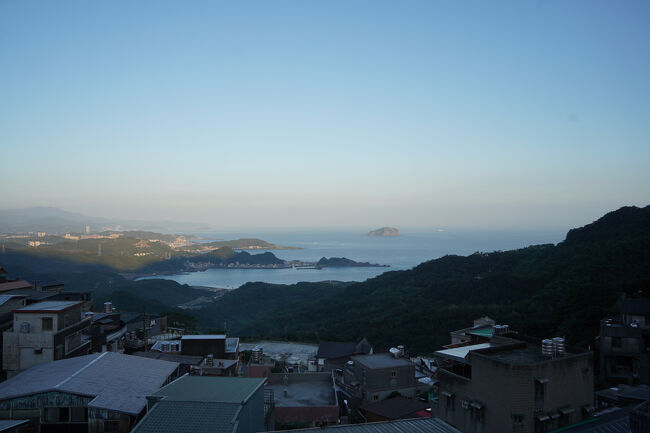 07:00頃目が覚めます。二度寝か三度寝の後ですけど。<br /><br />屋上行ってみると…むっちゃ晴れとる。移動の日は、わりと晴天に当たりますな。