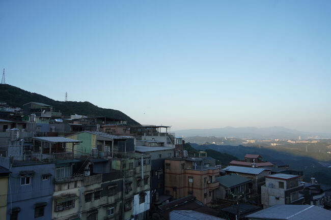 この時間、まだお天道様が背後の山に隠れてます。ので、町の方はまだ目覚めてない感じに。