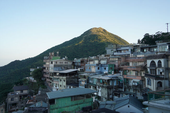 基隆山も、半分だけお目覚め？多分、08:00くらいにならないと、お天道様が姿現さない？