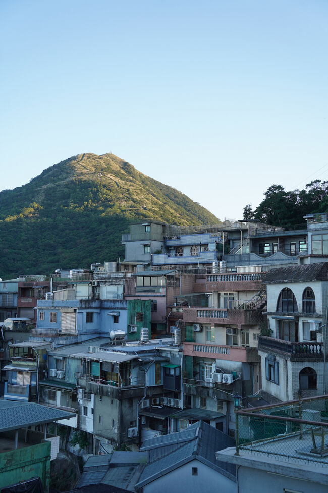 日差しが暖かで気持ちえぇですねぇ。でも、長居するとやっぱり冷えてくる。そろそろ支度するかな。<br /><br />10:00くらいに出て、瑞芳でお昼と食後のコーヒーでもって魂胆。こっち、店開かへんからね。