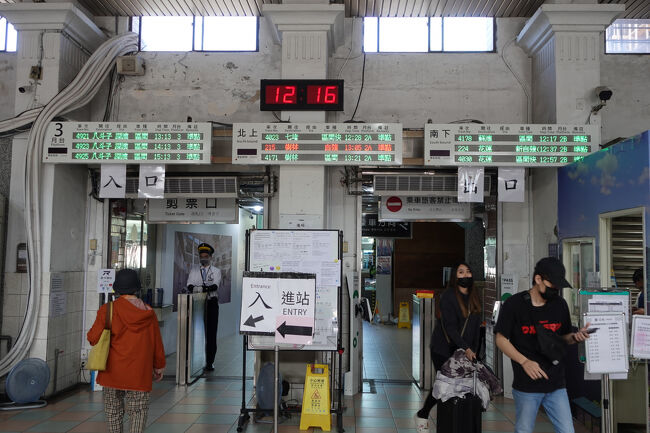 10分後くらいの七堵行きでえぇんかな？駅員さんに確認したら、さっさとタッチして月台2A行けと。ちょっと一服とは言い難いので…月台へ向かふ。