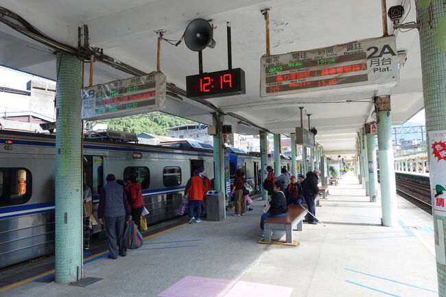 月台混んでると思ふたら、蘇澳行き？みなさん蘇澳まで行くってんでも無いやろけど。