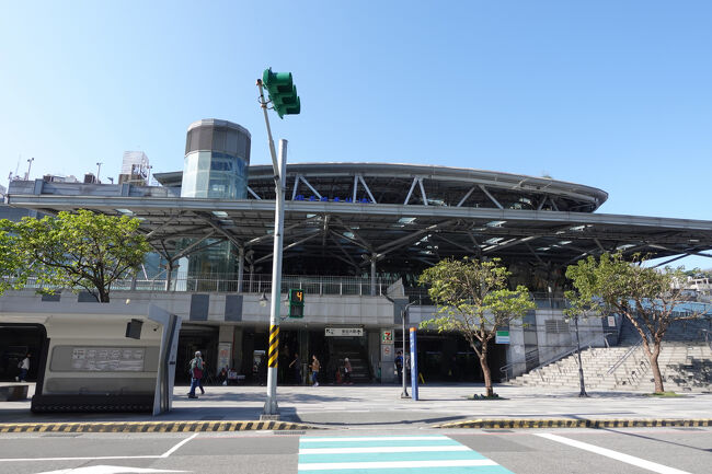 立派な見覚えの無い駅舎に変わってますね。