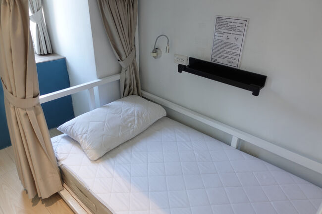 オーソドックス？に、2段ベッド並んでますね。シーツとかは自分でと。承知です。