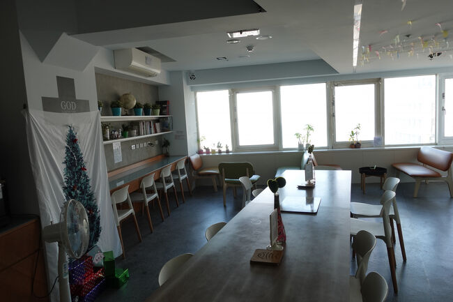 んでも、後回し。窓の外眩しい共用部通って外へ。