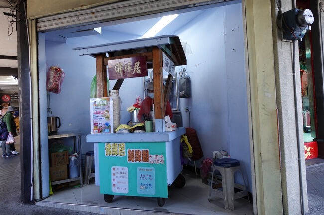 なんか喰うてくるかなと。もう午餐にゃ遅めの時間。食いそびれそうやし。<br /><br />火車站方面に戻りますと、小さな麺線糊屋台。