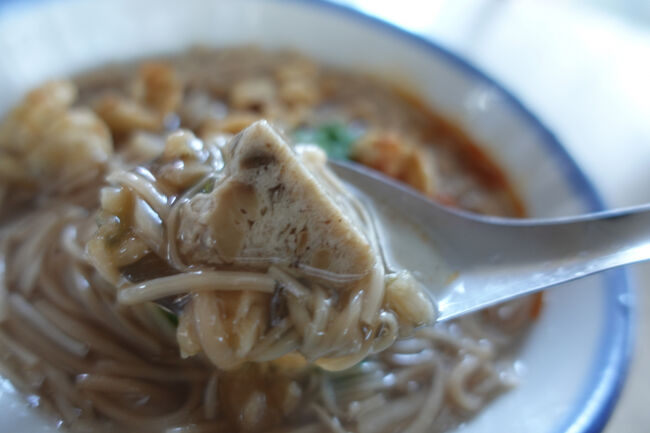 つみれ？は、何で出来てるやろ？大豆にゃ違いないでしょうけど。<br /><br />ごちそうさまでした。程良い遅めの午餐やから、晩餐にも響かない…と思ふ。