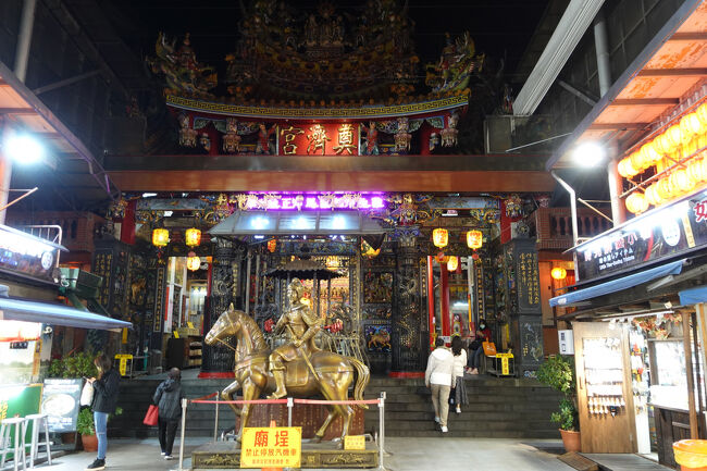 廟の前です。さて、どうしようかね。