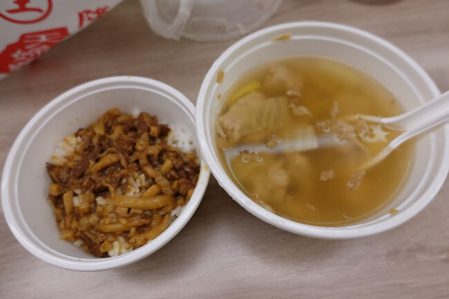 天一香の魯肉飯と肉羹…あれ？内用のんは香菜いっぱいやったのに、茶色いですね。