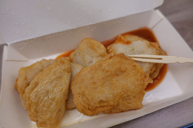 つまみに、天婦羅さんの…薩摩揚げよね。あれ？半分のやつにゃ、胡瓜入ってた…