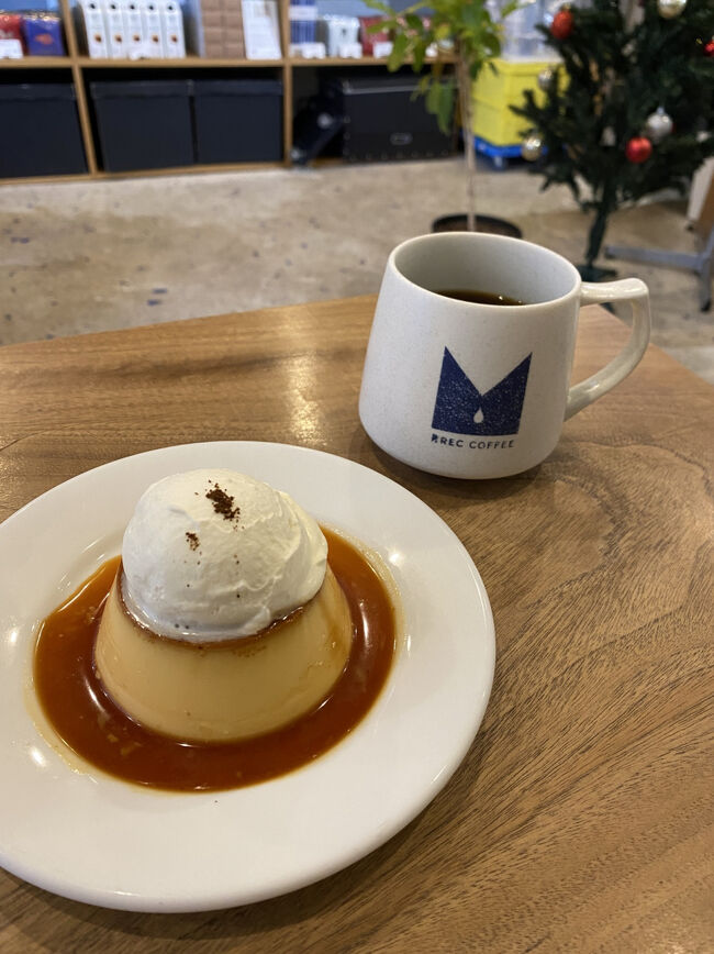 ホリデーコーヒー<br />クラシックプリン<br />1180円(税込)<br /><br />豆の種類を選べたので<br />・苦味が少ない<br />・フローラルorフルーティー<br />・ベトナムコーヒーが好き<br />これらの情報から<br />ホリデーブレンドを勧められましたが<br />ちょっと苦味が強かったです。<br />ただ、こちらのクラシックプリンが！<br />上側は固め、下側はとろっとしていて<br />めちゃくちゃ美味しかったです！<br />そういう意味では<br />勧められたコーヒーがよく合いました。