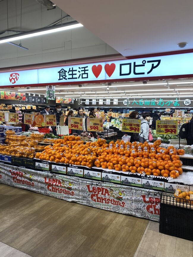 食生活ロピア博多ヨドバシ店<br />10:00-21:00<br /><br />博多駅東口からホテルへ向かう道…<br />近隣にはない話題のロピア！<br />が、我慢できない！！<br />(静岡は浜松のみ/天竜にも開店するらしい)