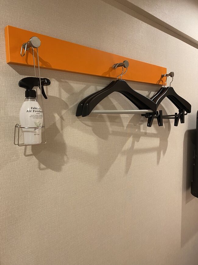 ・ハンガー4本<br />・消臭スプレー(リセッシュ)<br /><br />近年、日本のホテルは<br />消臭スプレーが常備されていて<br />本当にありがたいです。<br />客室設備欄に記載してくれたら<br />もっと嬉しいです。<br />(ないと困るので持参した)