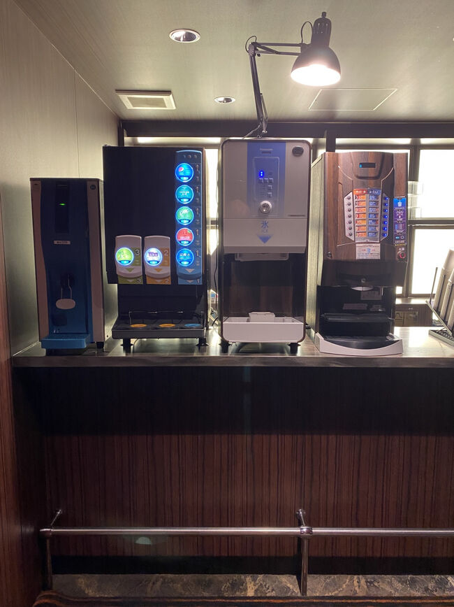 (左から)<br />・水<br />・ソフトドリンク(ガストとかにある)<br />・氷<br />・カフェ系+お湯<br /><br />ホテルが吹き抜け構造なので<br />7階から14階を往復していたら<br />身体が冷えてしまいました(悲)<br />1日目はこれにておやすみなさい。