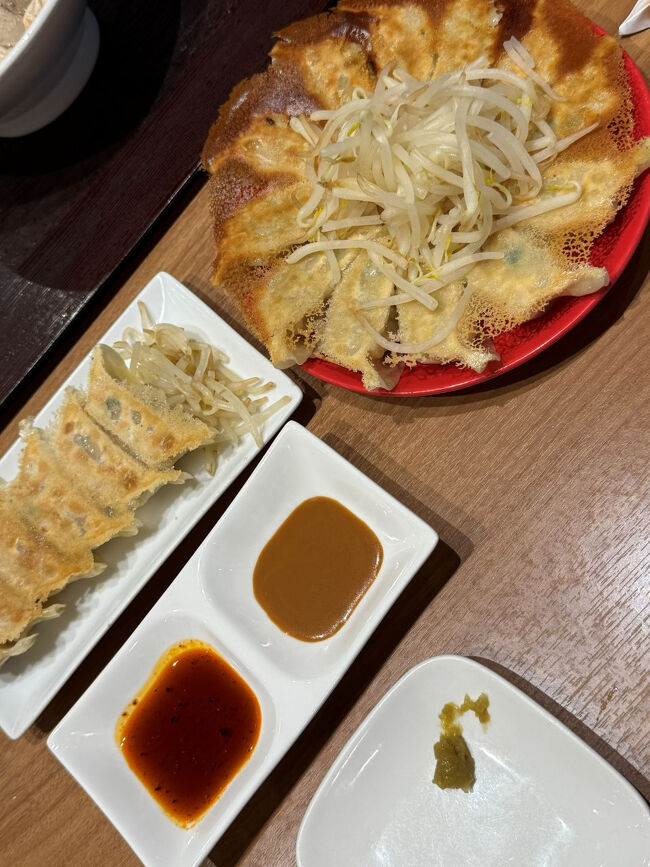 餃子のつけダレhz、味噌と酢醤油、柚子胡椒や唐辛子。<br />味変で楽しめるので、飽きずに美味しい。<br />しかも、野菜たっぷりサクサク薄衣、、、最高ー！！