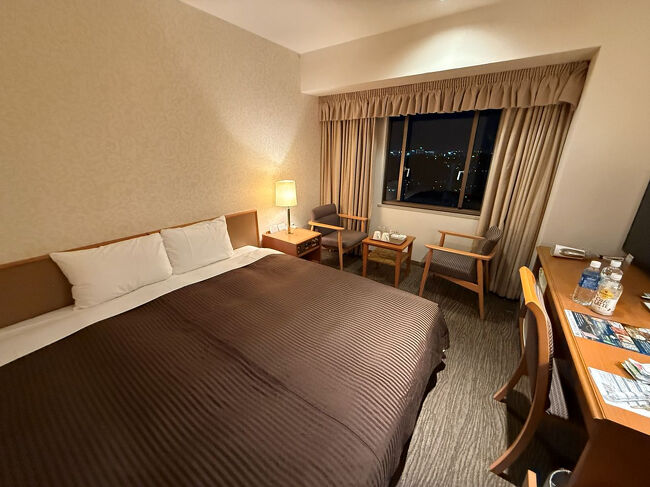 は～い、お部屋♪<br />ダブルルーム(19平米)<br />8200円でこの広さのお部屋なら十分です。贅沢は言いません～。