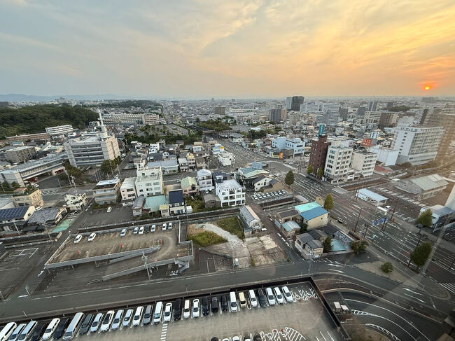 おはようございます。<br />昨日は夜だったので風景が全くわからなかったけれど、こんなに拓けていたのねー。<br />朝焼けがとても美しい☆<br />