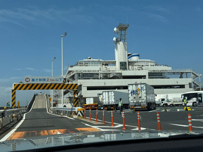 この大型客船のようなものがPAなのね。<br />どこから見ても、停泊する船にしか見えない…。