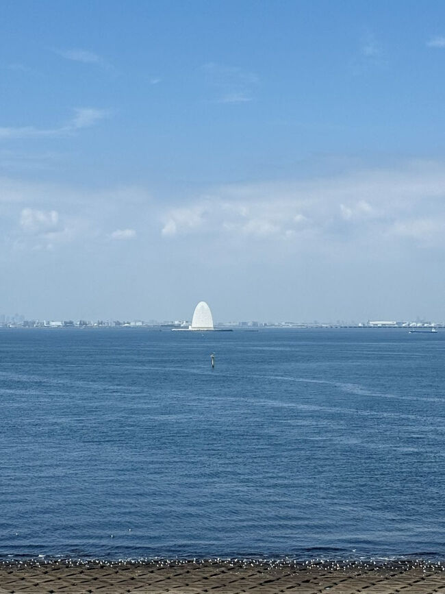 遠くに見えるあの塔は、、、換気口なんだって。<br />なるほど、トンネルが続く道路なので、換気の必要あるよね。<br />あの独特の形は、航行船舶からの視認性に優れた造形デザインになっているそう。