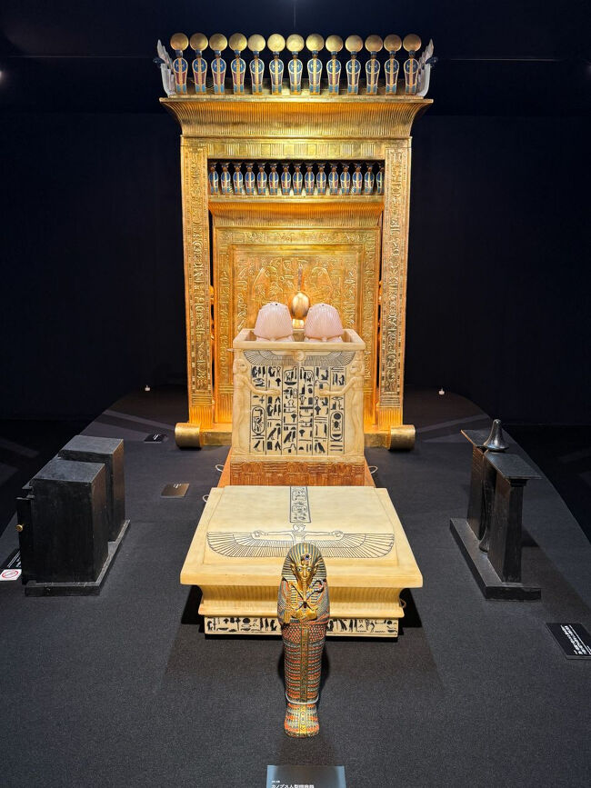 太陽も死者も舟に乗って西から冥界を旅し、再び東から太陽が昇るように復活すると信じられていた。<br />だから、ミイラ作りは死者の体を来世に備えて保存するためのプロセスで、再生・復活には、体そのものを保存しておくことが不可欠であると信じていた。