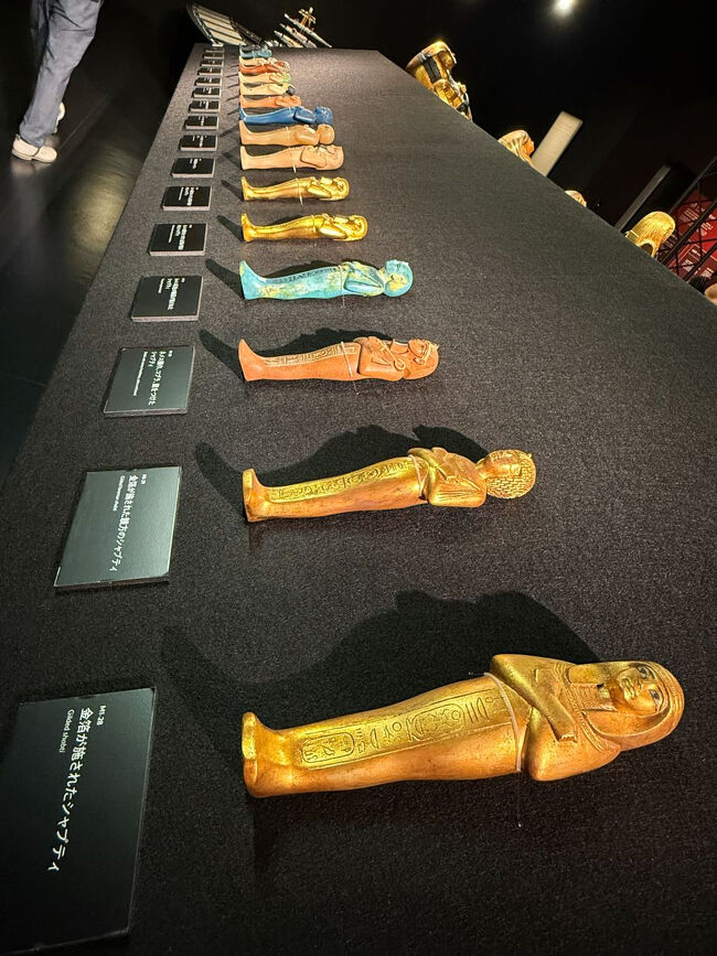 多種多様、たくさんのシャブティに圧巻！<br />シャブティは、とても小さな像で、亡くなった人の代わりに来世で農作業などを行うよう墓に入れられたとされています。