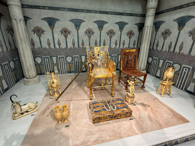 ツタンカーメンの墓に埋葬されていた副葬品は、葬送儀礼に関わるものだけでなく、彼が使用していた日用品も数多く発見されており、