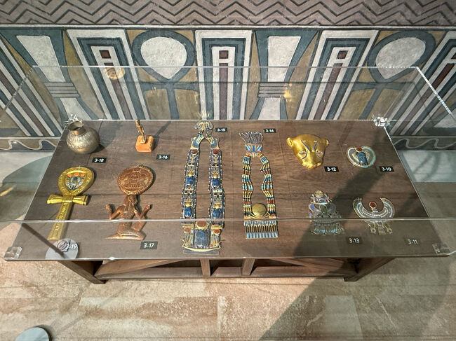 9歳で即位し、おそらく19歳で亡くなったツタンカーメンは、生まれつき左足が内側に曲がった内反足で、王墓からは130 本もの杖やその一部が発掘されているんだそう。