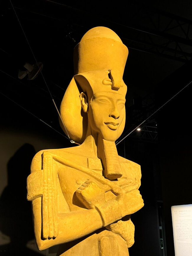 ツタンカーメンの父、アクエンアテンの巨像。<br />信教的に、彼がエジプトに混乱を招いたのは確かだったのかもしれないけれど、彼が善人だったのか、悪人だったのか、、、その真意はわからないままの謎ですね。