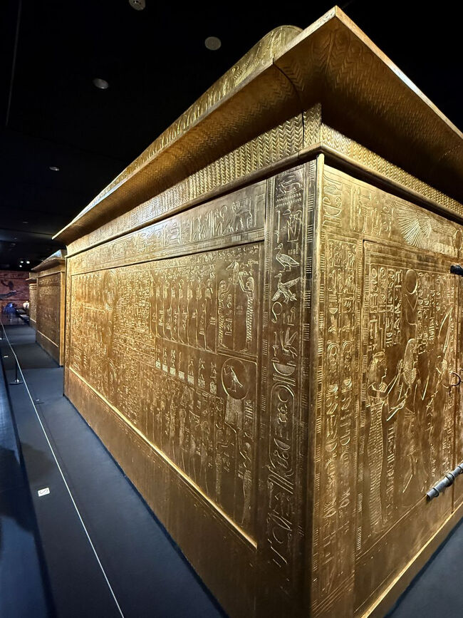 ツタンカーメンのミイラを入れた棺を納めた箱がコレ。<br />キラキラが過ぎる～！！！<br />