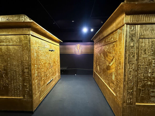 黄金の厨子は、全部で4つ。<br />当時重機なんてないだろうから、この大きな重い厨子を中に入れていく作業も大変だったんだろうなぁ。<br />こういう話は、奴隷制度のお話に繋がるわけで…。明と闇、いろいろあるんだろうな。