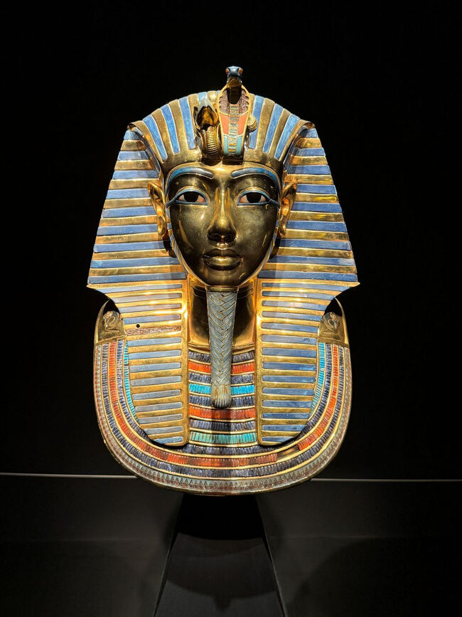 そして遂にご対面！！ツタンカーメン王の黄金のマスク☆<br />エジプトの大学教授や彫金師、彫金家のチームが再現した世界に3つしかないスーパーレプリカの1つです。<br />額に禿鷹のネクベスト女神とコブラのウアジャト女神が配置されていて、アイラインのブルーはラピスラズリを粉末にしてニカワで成形し、固定してあるんだそう。<br />この黄金のマスクの像は、ツタンカーメンの素顔に近い顔と言われているんだそう。