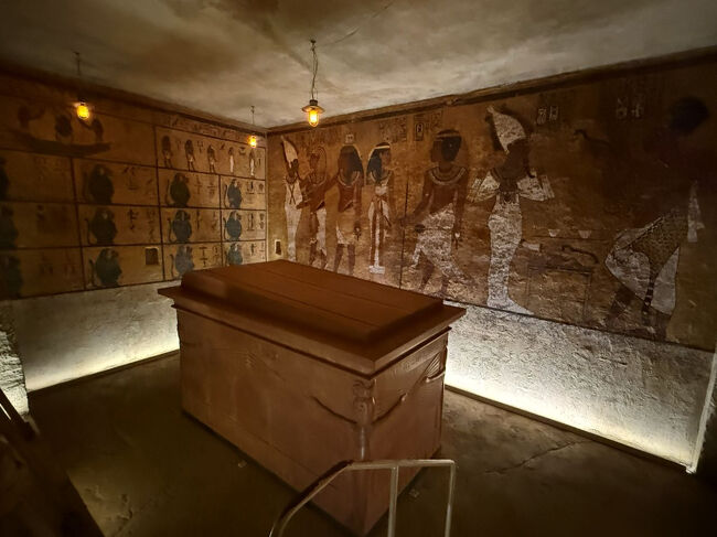 ツタンカーメン王の墓は、王家の谷にある他の王墓と比べて圧倒的に小さく、構造も壁画も通常とは異なっているんだそう。<br />この墓の壁の奥に隠された部屋があり、その部屋の謎もまだ解かれていないことが多く、エジプト文明の謎は、今後もまだまだ継承されていくんでしょうね。<br />最初は今年いっぱいで終了予定だったけれど、好評につき延長が決定。機会があれば訪れて損は無しだと思います。
