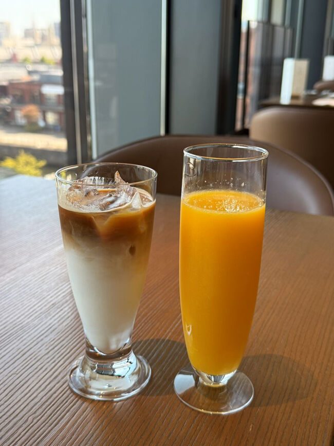 アイスカフェオレとオレンジジュースを頂きながらチェックイン手続きを。<br />何も言わずともミルク多めのカフェオレを入れてくださるのが嬉しいね。<br />私は、pier8のラウンジで頂くオレンジジュースが大好き～。甘くて濃くて最高に美味しいの。