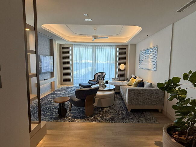 410号室のコーナースイートルーム(81平米)<br />IHGのアンバサダー会員の私は、公式HPから予約することで1アップグレードの権利を有していて。<br />更に年間40泊以上でのクラブラウンジアクセス権も持っているので、ジュニアスイートルームを予約することで、空いていればこのお部屋にアップして頂けるらしい。