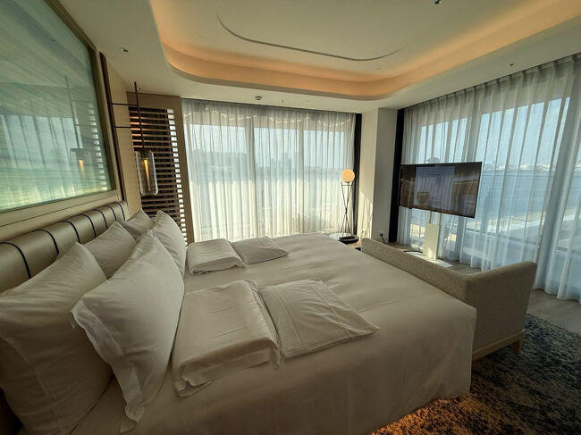 リビングエリアとベッドルームに分かれた空間は広くて快適で。。。<br />2方向から射し込む日差しが明るくて気持ち良いなぁ。