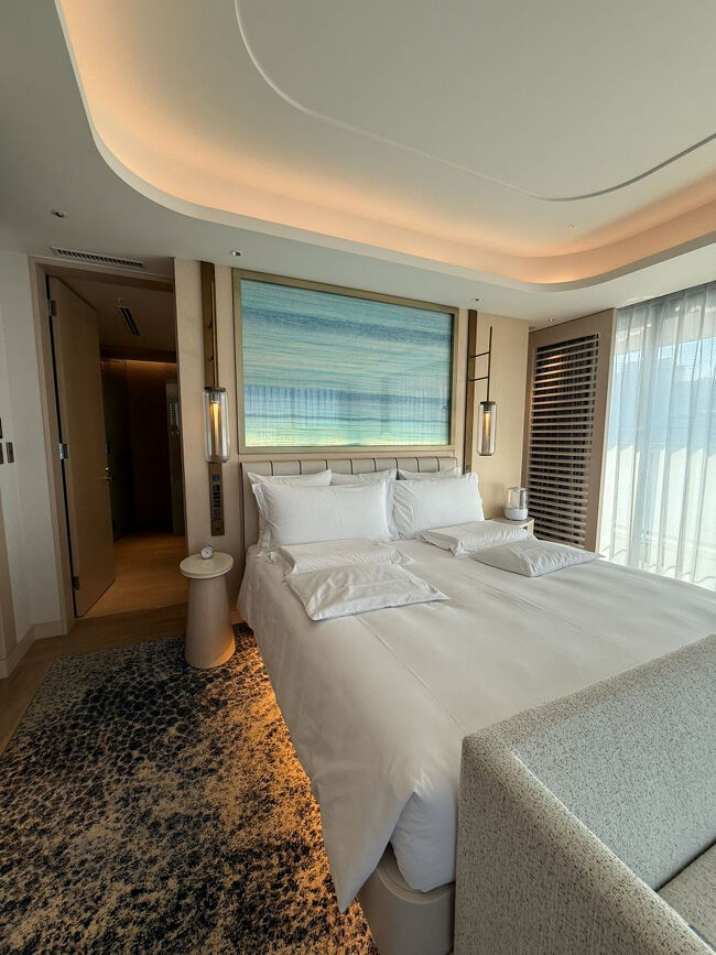 ベッドルームの脇からはバスルームにつながる扉があり、エントランスからリビング、ベッドルーム、そしてバスルーム＆ウォーキングクローゼットはぐるりと周回できる造りが便利でした。