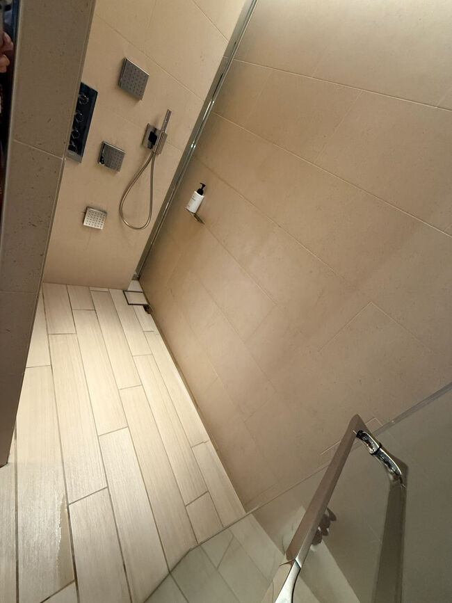 バスタブの奥にここも無駄に広いシャワールーム(笑)<br />カウチソファースペースまであるんです♪