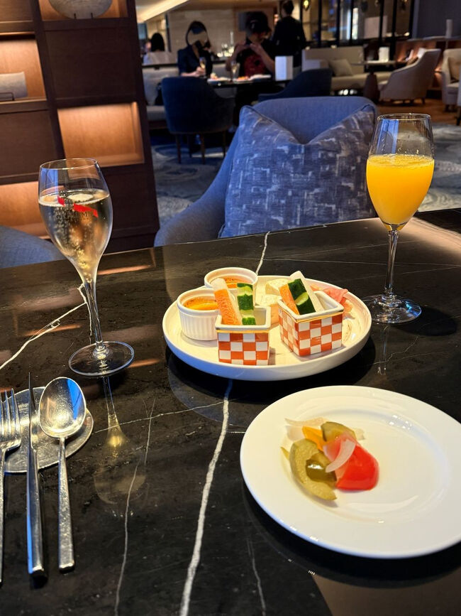 以前よりカクテルメニューがかなり増えた気がする、、、<br />旦那様的に嬉しい甘いカクテルもいくつもあって、これだったら、あれこれ飲みすぎちゃうね、危険～。<br />まずは、ミモザとシャンパンで乾杯☆彡