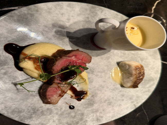 冷菜を摘みに飲んでいると、メインをお運びして良いですか？と声を掛けられ、メインが登場。<br />以前は5種盛りだったと思うけれど、4種盛りになってしまった・・・<br />でも、お肉＆マッシュポテトはめちゃめちゃ美味しいし、お魚もラウンジを超えたレベル。<br />とうもろこしのスープも手が込んでいて、美味しいものを少しずつがアラフィフにはちょうど良く、