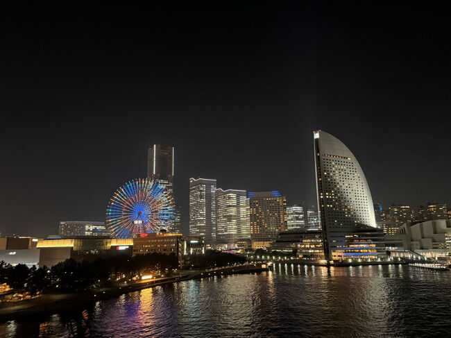 19時31分になりました。<br />みなとみらいの風景は、コスモクロックが時計代わりになってくれるので便利だわ。<br />19時30分以降は、食事メニューが下げられるけれど、アルコールは楽しめるナイトキャップの時間。<br />21時まで大人の時間を楽しみましょう。<br />といっても、pier8のカクテルタイムは12歳以下はお断りなので、ずっと大人の時間だったけれど(笑)