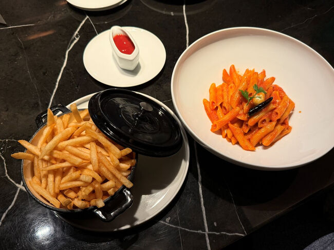 ナイトキャップの時間は、ルームサービスメニューをラウンジでオーダーできるので、ペンネアラビアータとポテトをオーダーしたら、あり得ないほどにお腹いっぱいになっちゃって。<br />美味しいけれど、お腹いっぱいすぎるとその美味しさも辛くなってくると言うか…。<br />やっぱり美味しいものを美味しく頂くには、お腹いっぱいすぎるとダメだわ。