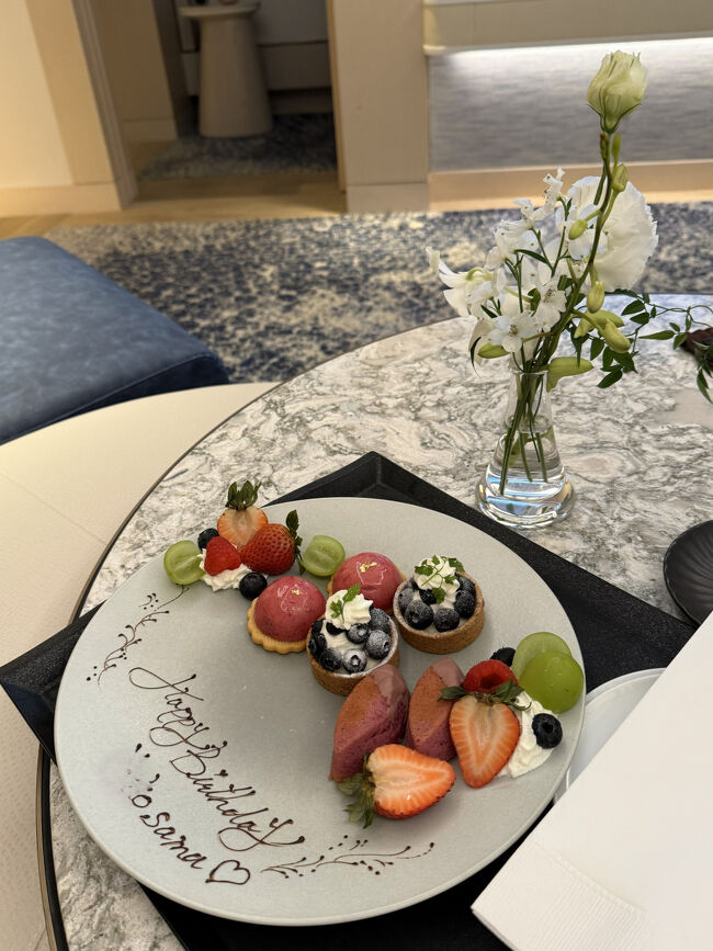 ラウンジで用意くださったフルーツとスイーツは、あまりにお腹いっぱいで食べることができなかったので、お部屋に持ってきてもらい、再びハッピーバースデー♪<br />そして、おやすみなさいzzzzzzz