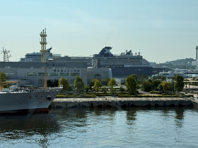 ラウンジからハーバーを見ると、大型客船の姿が。<br />そして、その客船の乗客の方4名が昨夜泊まられたらしく、朝食を召し上がっていました。<br />欧米系のファミリーで、ご両親と娘さんご夫婦のようでした。<br />大型客船って、こうして下船してホテルに泊まられる方もいらっしゃるんですね。