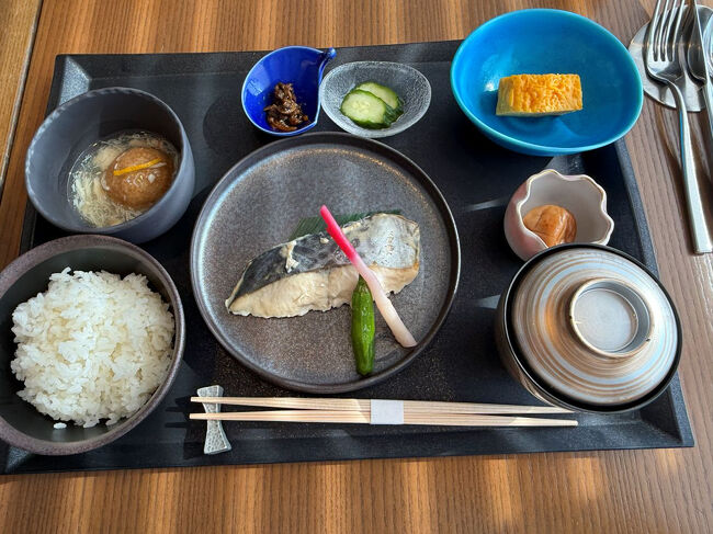 旦那様は和朝食♪<br />焼き魚のさわら。西京味噌漬けが美味しいけれど、玉子焼きが甘くて京都人には違和感ありあり。<br />