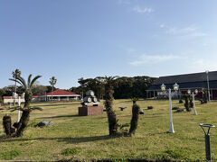 コンカナ王国に戻り、ワイナリー前の広場です。

空港と福江港への連絡バスに乗り込み、福江城の近くで降ろしていただきました。

そこから、今晩のお宿、『コンネホテル』へ歩いて移動。

チェックインはできませんが、荷物を預けて、ホテルで電動自転車をレンタルしました。

