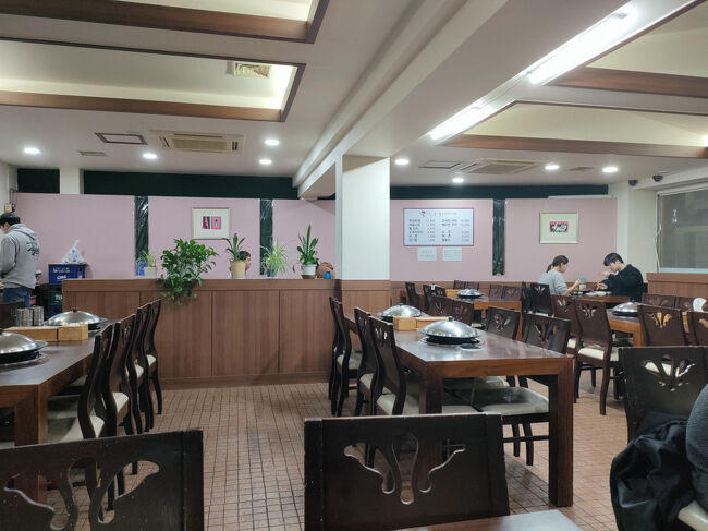 夜の８時頃に行ったせいか、店内は結構ガランとしてました。