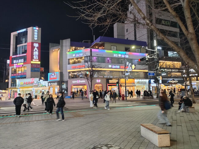 新村は大学があるせいか、若者ばかりです。<br />この街ではいつもマーケットでお菓子を買います。<br />https://maps.app.goo.gl/63XThDdB7wdayWV18<br />