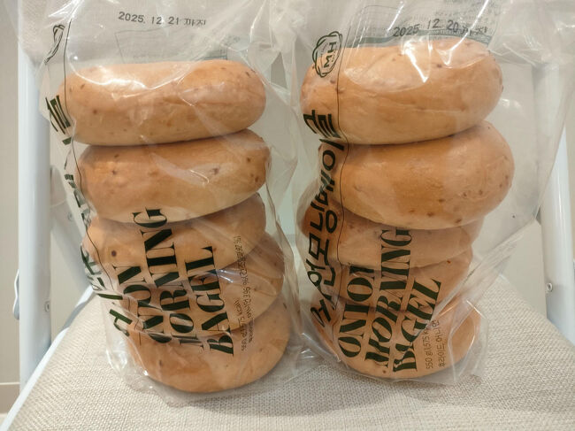 新村の「No Brand」に寄ったらお目当てのベーグルが残ってました。ここで２袋買って帰ります。一袋３，９８０ｗなので安いです。<br />https://naver.me/FRLNAVh8<br /><br />同じ街にあったお洒落な？ベーグルショップでは１個４，８００ｗで売られてたんですが、やっぱり買うのはこちらでしょう。<br />https://naver.me/xf5AGLkx